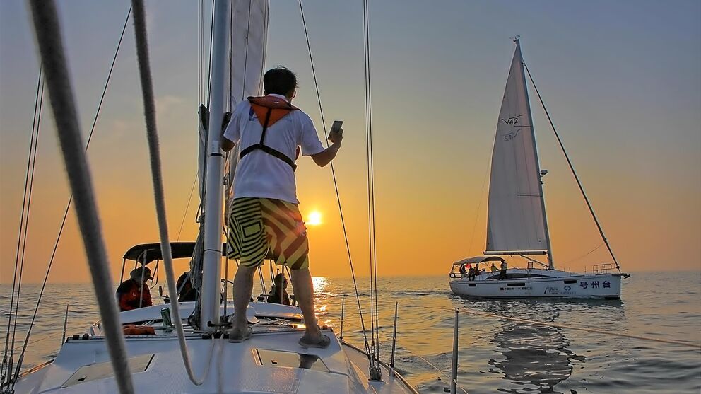 Hafen mit Yachten und Booten